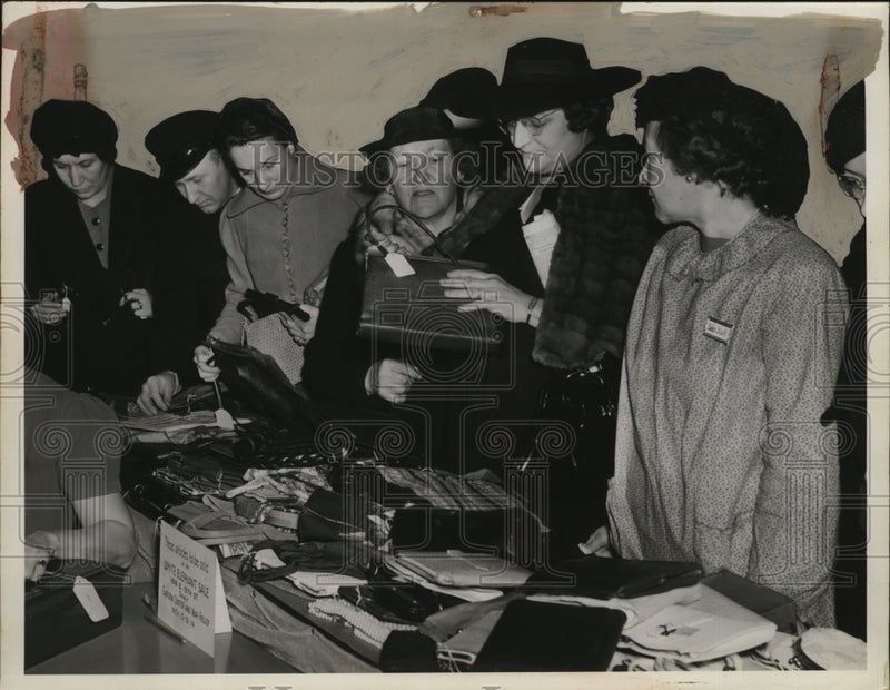Load image into Gallery viewer, 1940 Press Photo White elephant sale &amp; women at the purse counter - neo10962
