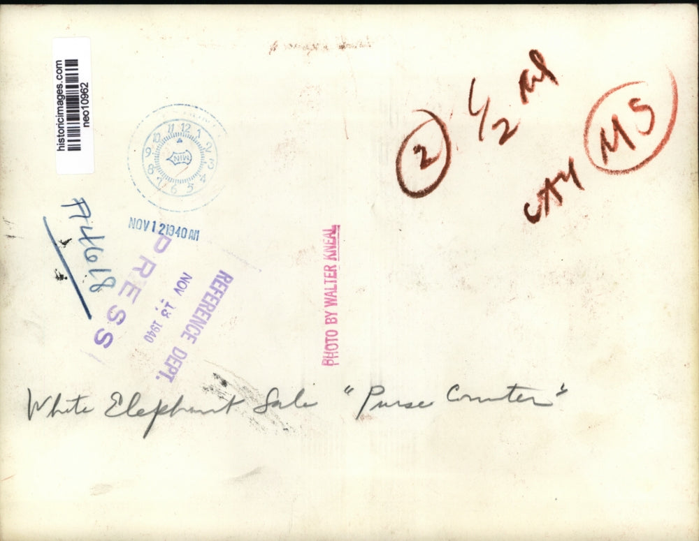 1940 Press Photo White elephant sale & women at the purse counter - neo10962