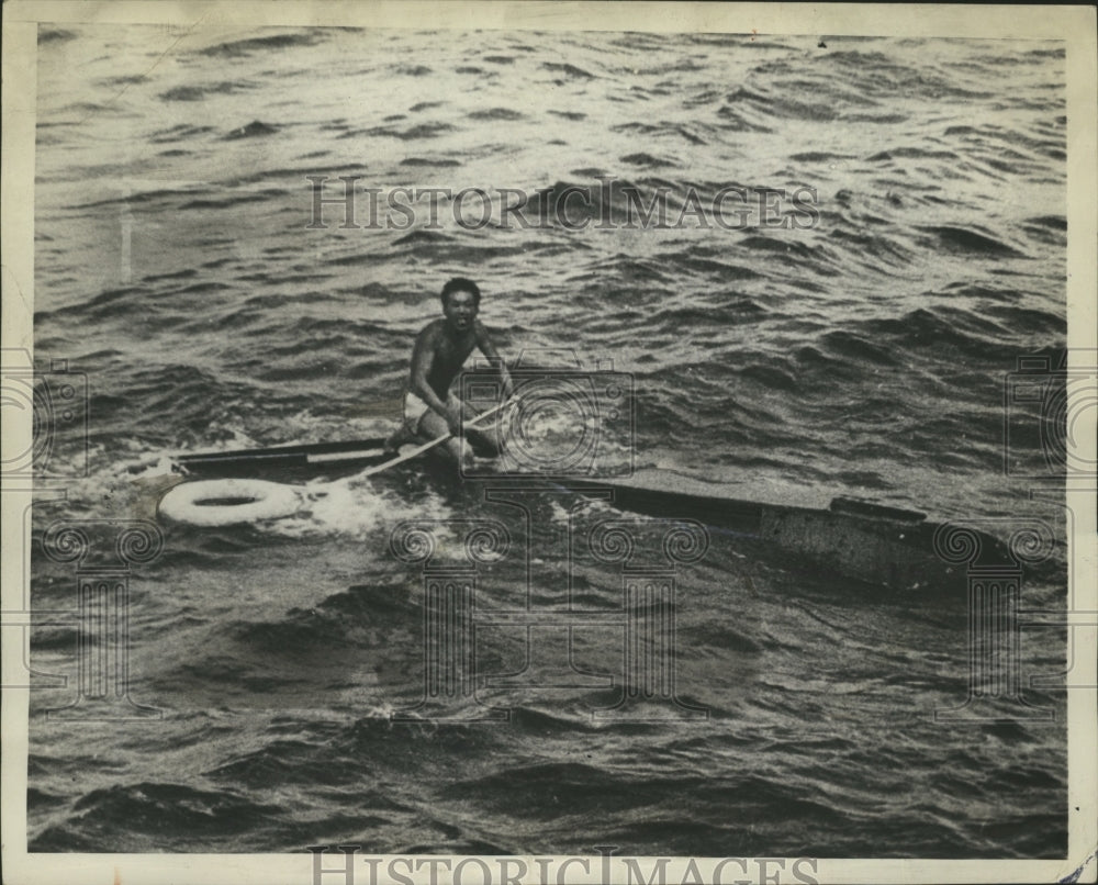1943 Press Photo Japanese man rescued after sunk by US sub in Pacific