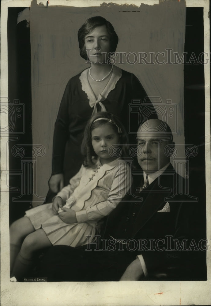 Load image into Gallery viewer, 1931 Press Photo Paulina Longworth daughter of House Speaker &amp; family
