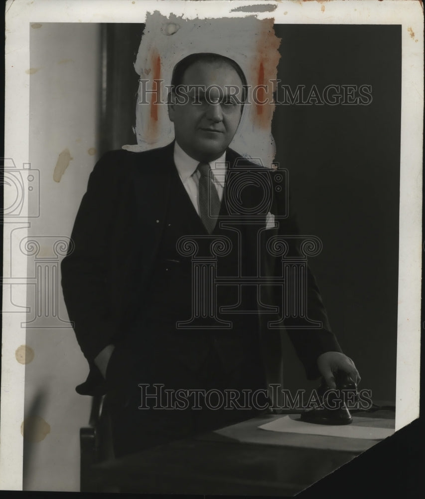 1945 Press Photo Lewis Drucker in his business office in Cleveland - neo11210