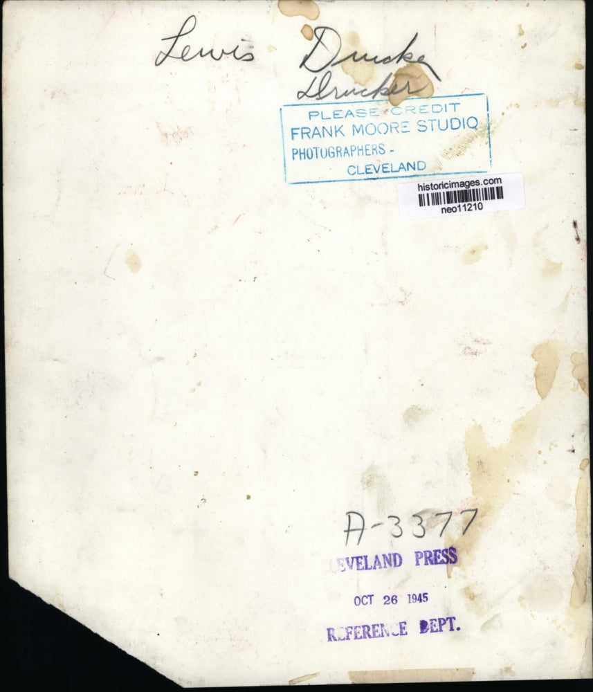 1945 Press Photo Lewis Drucker in his business office in Cleveland - neo11210