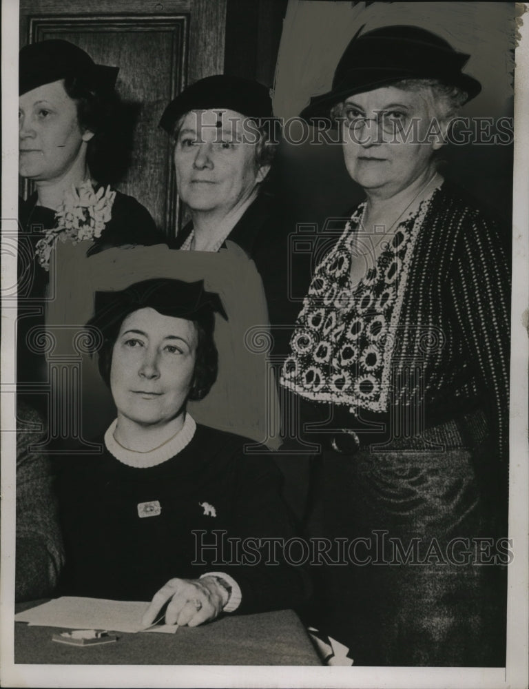 Load image into Gallery viewer, 1936 Press Photo Mrs John E Hillman, &amp; others at a meeting - neo11232
