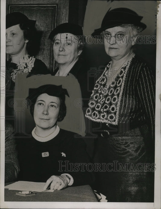 1936 Press Photo Mrs John E Hillman, & others at a meeting - neo11232
