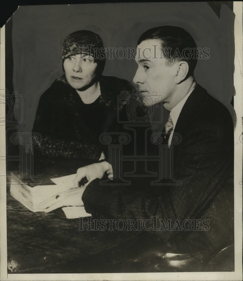 Load image into Gallery viewer, 1929 Press Photo Mrs. David Steinhardt with detective Raymond J. Hart
