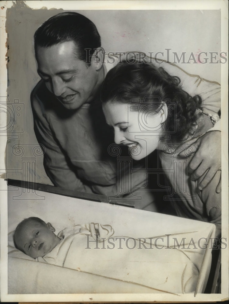 Load image into Gallery viewer, 1935 Press Photo Jack Durant &amp; Molly O'Day with Newborn Daughter Suzanne
