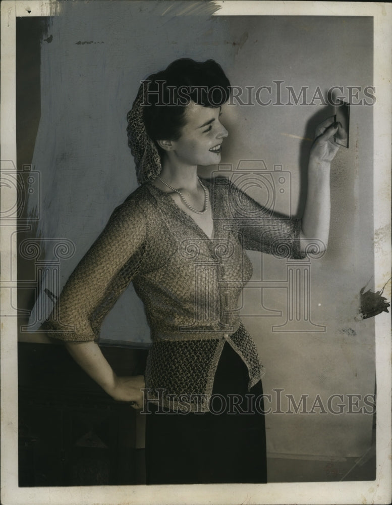 1943 Press Photo Aluminum Sweater - neo11519