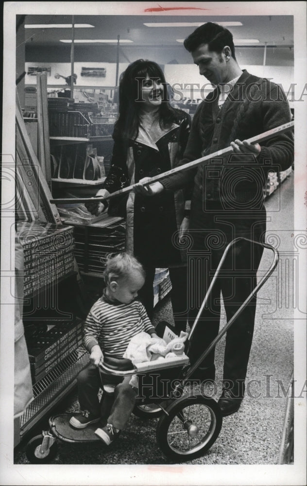 Press Photo Family out shopping for supplies - neo11696