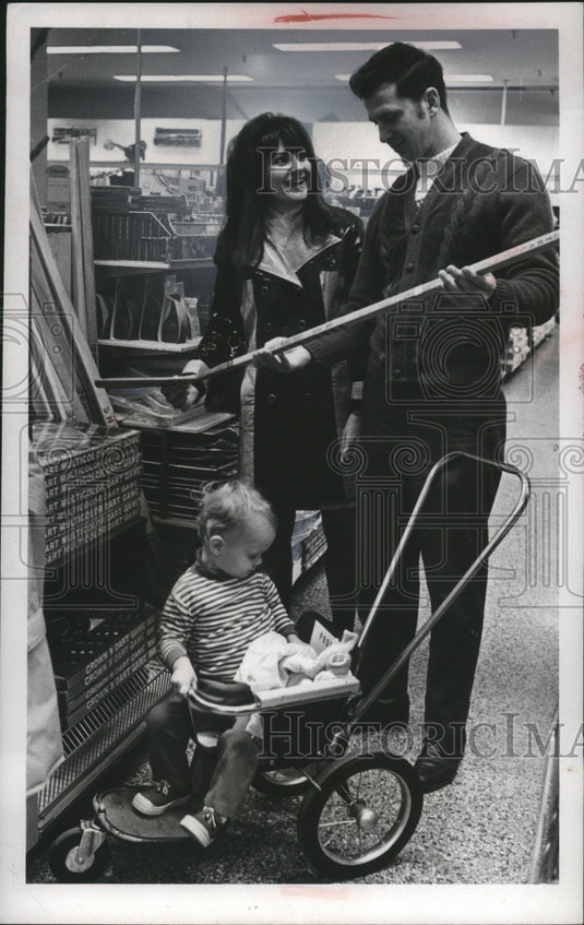 Press Photo Family out shopping for supplies - neo11696