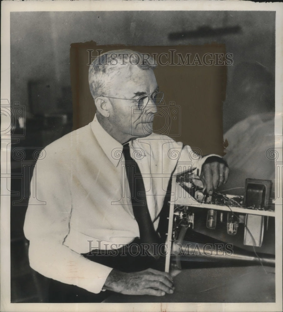 1949 Press Photo Edward W. Thompson Studies electronics at US Flying Service