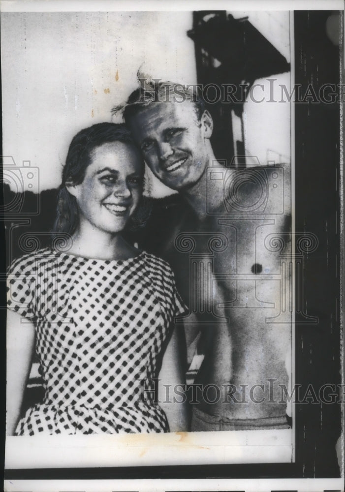 Load image into Gallery viewer, 1960 Press Photo Swimmer John Hendricks &amp; Fiancee Bonnie Williams - neo11973
