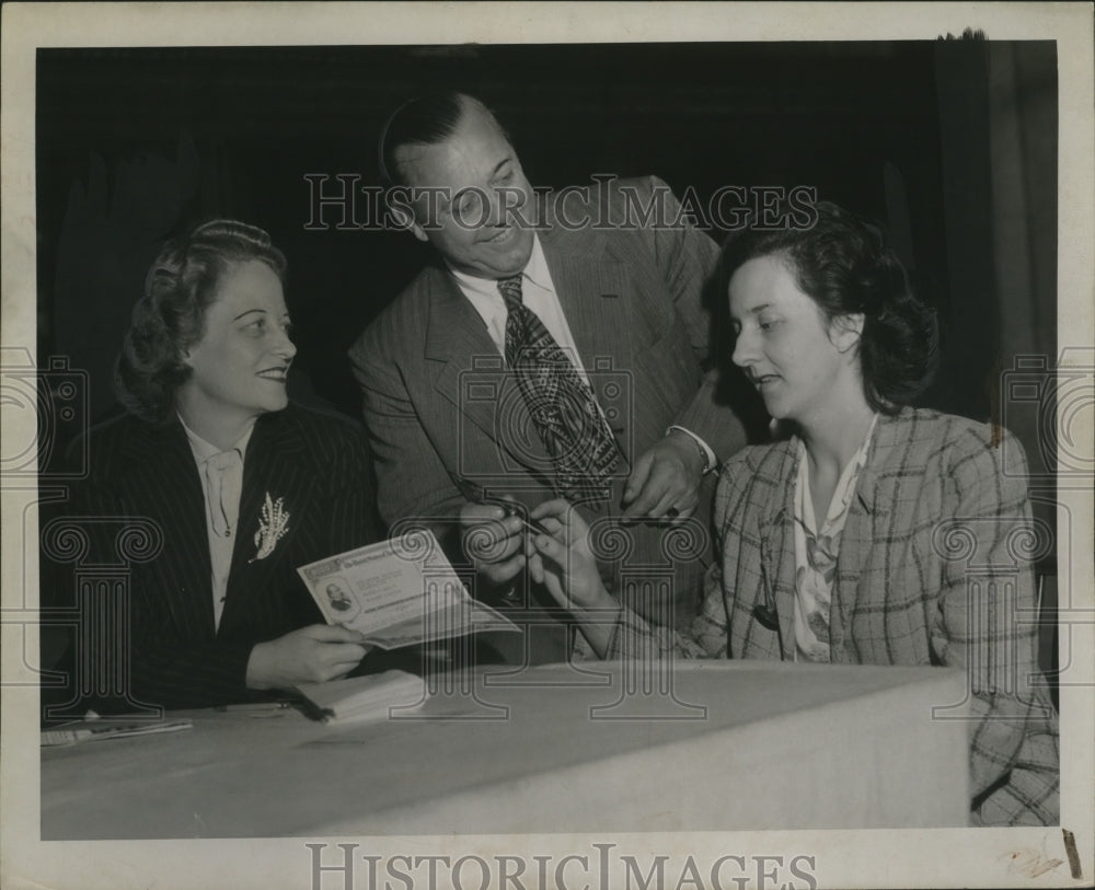 1943 Press Photo Margaret Ann McKinnion Student Nurse Buys Bond, Willoughby Ohio