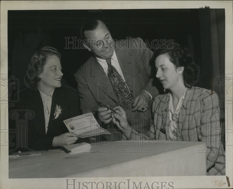 Load image into Gallery viewer, 1943 Press Photo Margaret Ann McKinnion Student Nurse Buys Bond, Willoughby Ohio
