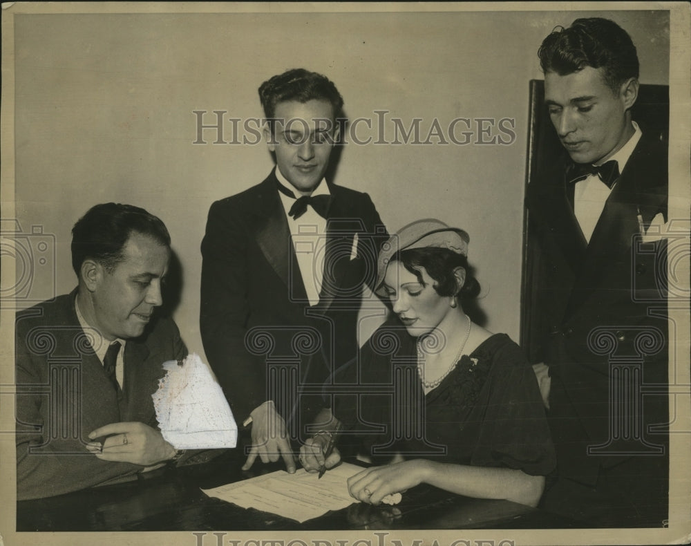1933 Press Photo Larry Roller,Teddy Brewer, Patsy Williams,Ted Floyd Sign Papers