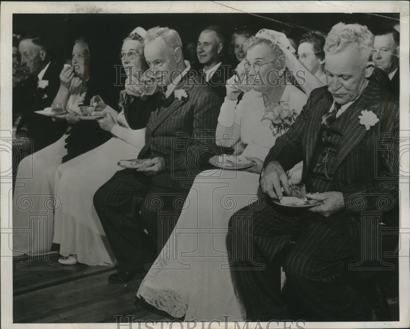 Load image into Gallery viewer, 1945 Press Photo Hillis &amp; Willis Truesdale Twins Celebrate 50th Anniversaries
