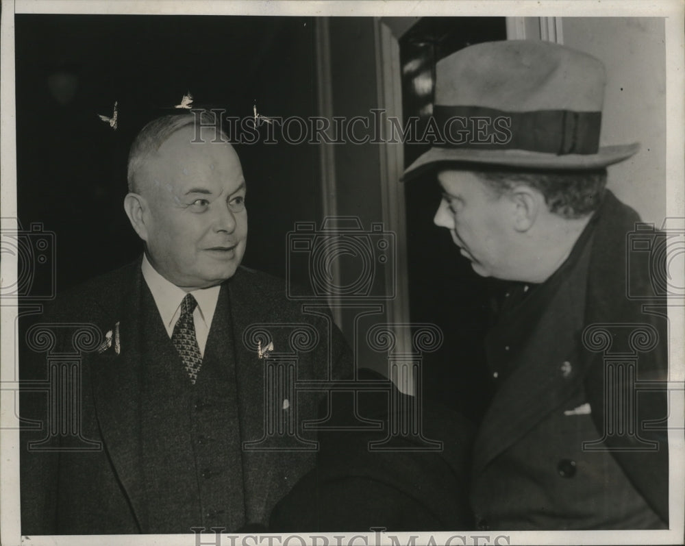 1938 Press Photo Thomas Moses Speaks to Reporter on US Steel Negotiation