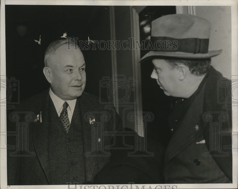 Load image into Gallery viewer, 1938 Press Photo Thomas Moses Speaks to Reporter on US Steel Negotiation
