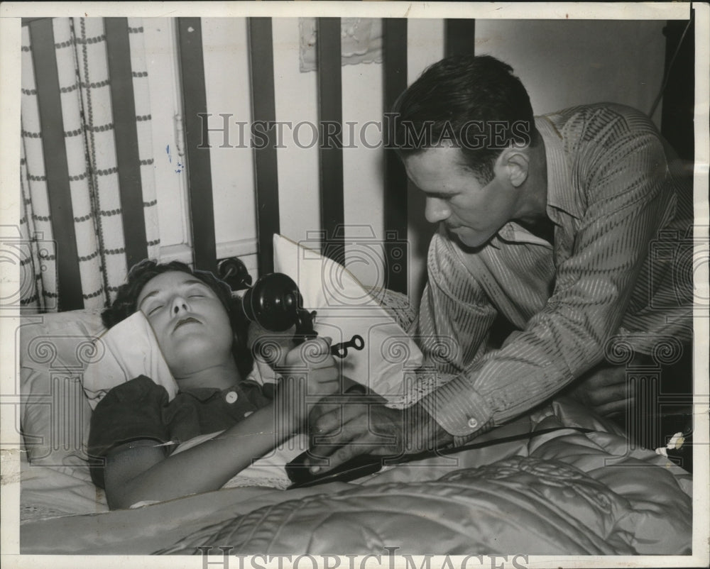 1939 Press Photo Robert Mettersteig Holds Phone for Wife - neo12222