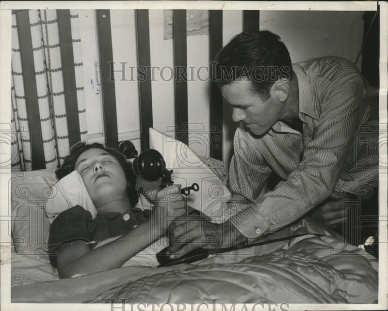 Load image into Gallery viewer, 1939 Press Photo Robert Mettersteig Holds Phone for Wife - neo12222
