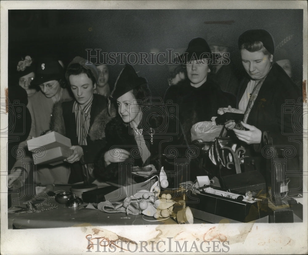 1941 Press Photo Women at White Elephant Sale - neo12244