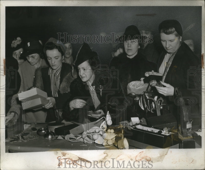 Load image into Gallery viewer, 1941 Press Photo Women at White Elephant Sale - neo12244
