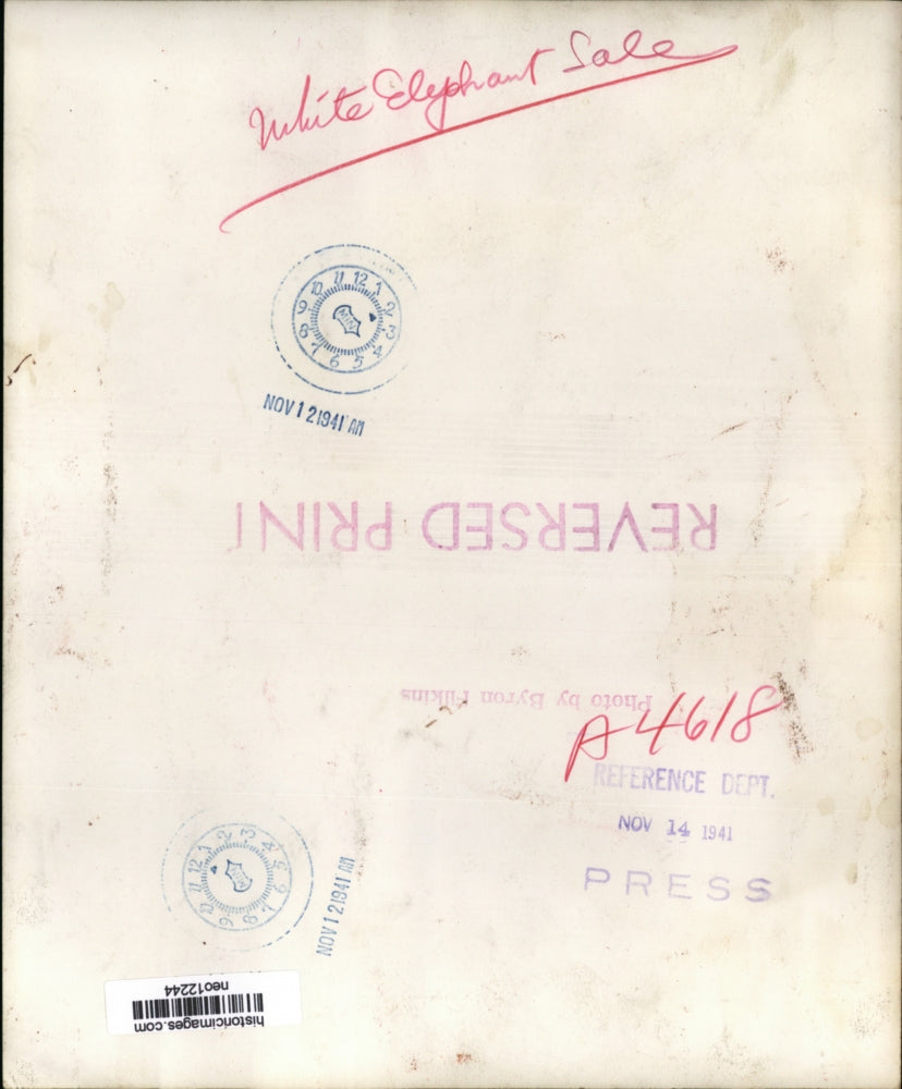 1941 Press Photo Women at White Elephant Sale - neo12244