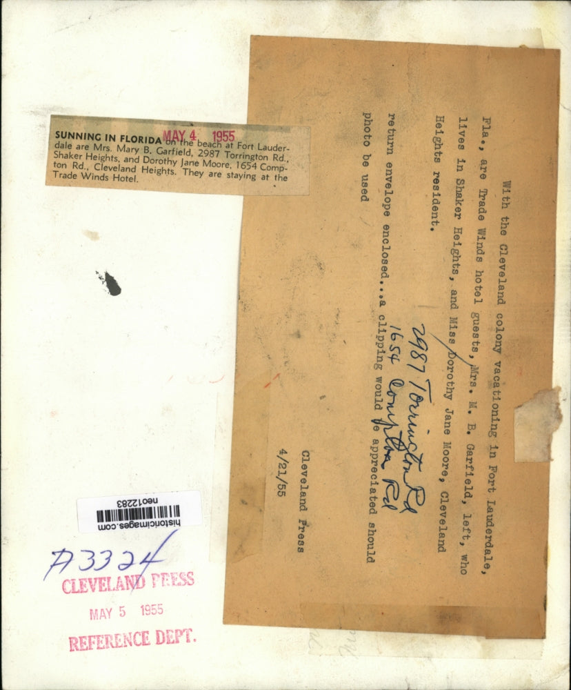 1955 Press Photo Mary Garfield, Dorothy Jane Moore at Fort Lauderdale Beach, FL