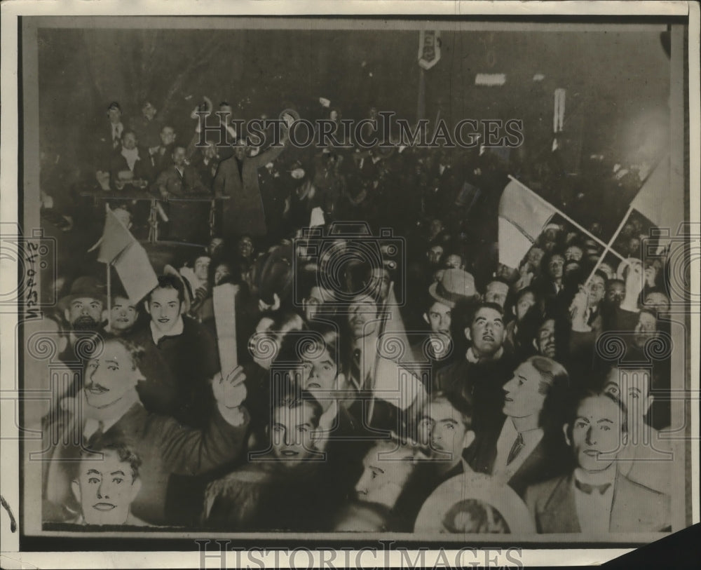 1930 Press Photo Crowds of people in Buenos Aires Argentina during revolution
