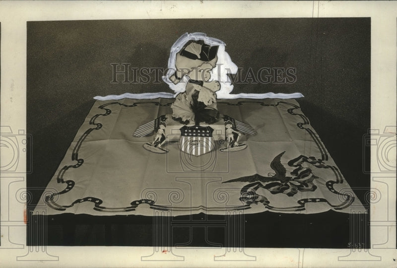 Load image into Gallery viewer, 1930 Press Photo A tablecloth and a patriotic display - neo12348
