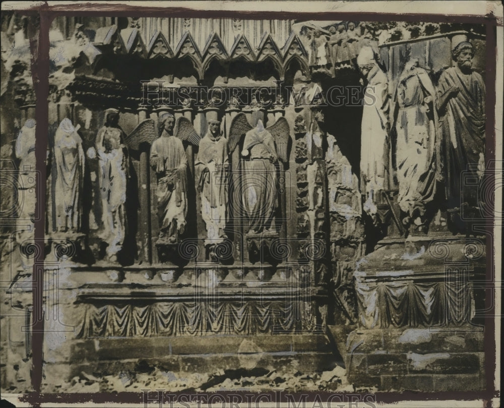 1914 Press Photo Damage done to front fresco at Rheime Cathedral - neo12406