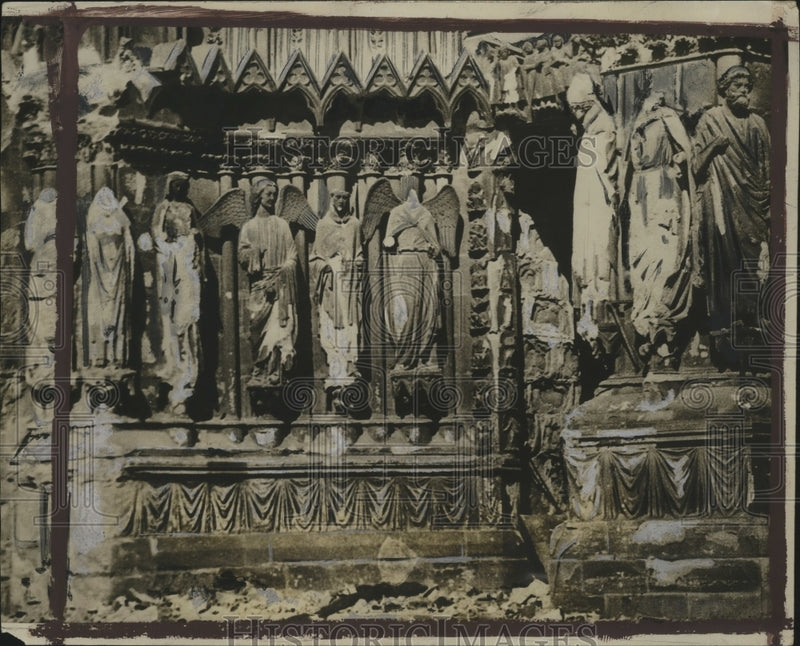 Load image into Gallery viewer, 1914 Press Photo Damage done to front fresco at Rheime Cathedral - neo12406
