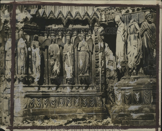 1914 Press Photo Damage done to front fresco at Rheime Cathedral - neo12406