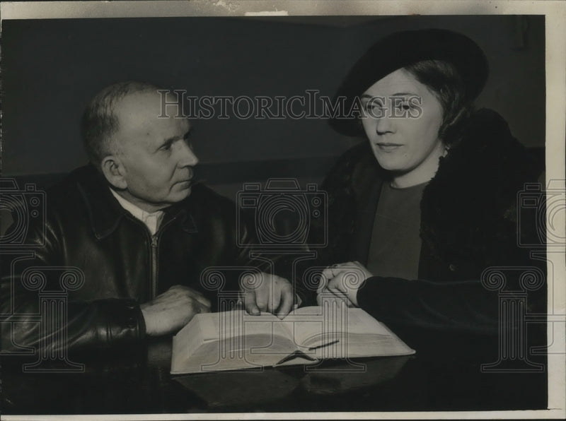 Load image into Gallery viewer, 1936 Press Photo Charles Parker &amp; Georgia Farber in Alienation suit - neo12430
