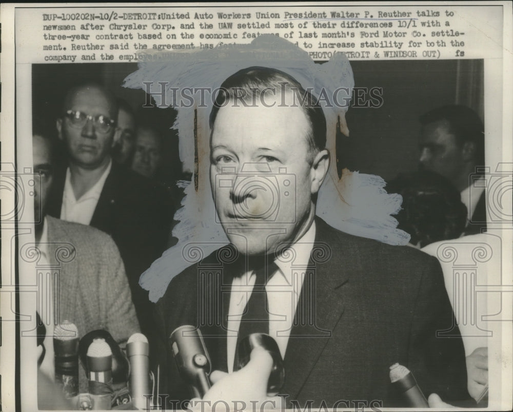 1958 Press Photo Walter P. Reuther talks to newsmen after contract agreement