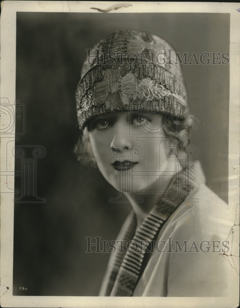 1925 Press Photo Summer knit hat fashions on a model - neo12554