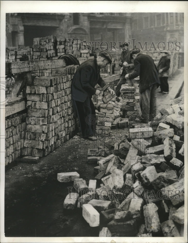 1942 Press Photo London England bricks cleared to be re used elsewhere