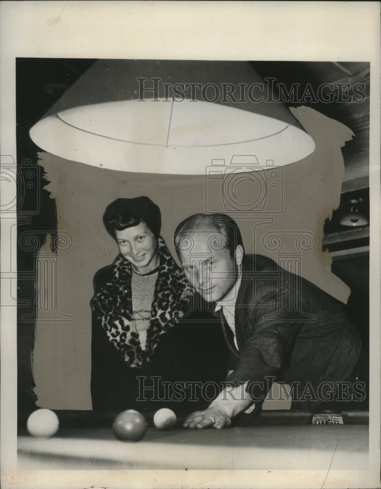 1948 Press Photo Homeless rehabbed in London, England hotel play Billiards