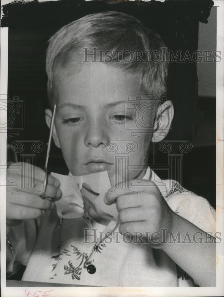 1957 Press Photo Ray King at Cleveland west side day nursery - neo12764