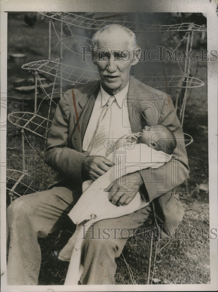 1936 Press Photo Bill Mathues age 82 & baby daughter Jacqueline, 13th child