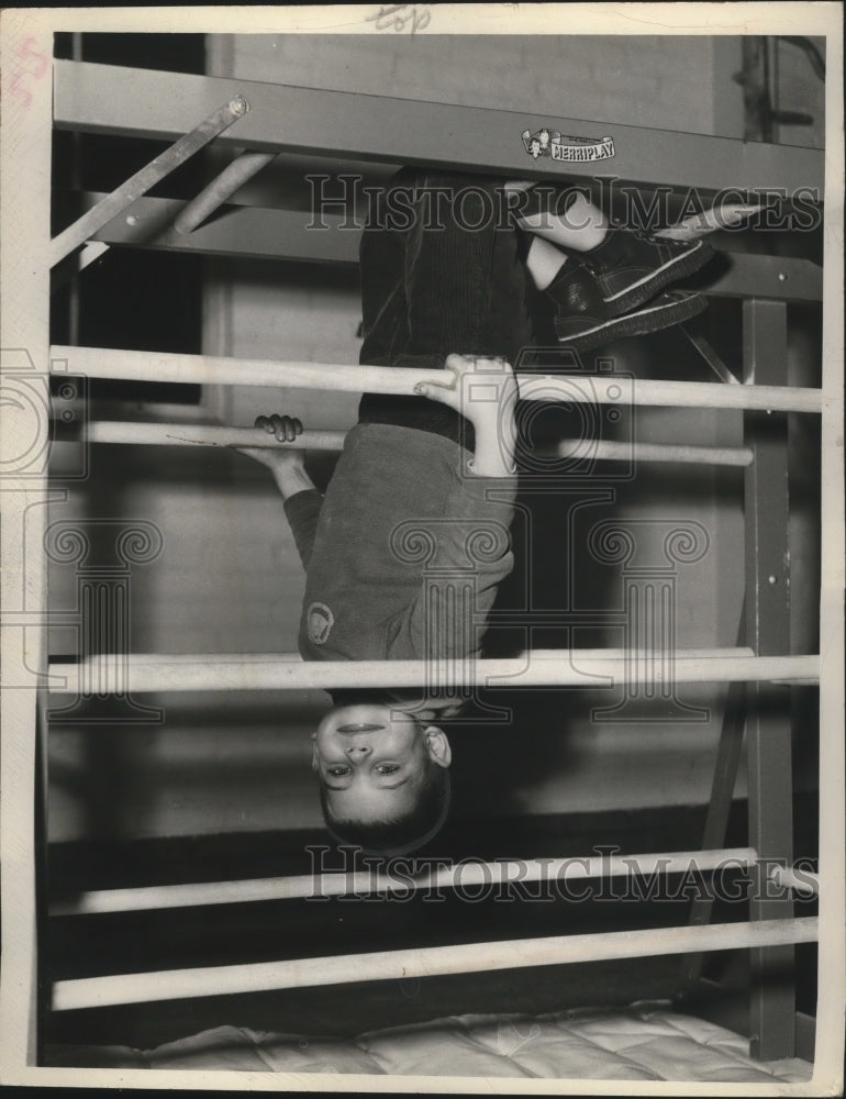1948 Press Photo Jimmy Treadaway age 5 on trapeze bars at a gym - neo12903