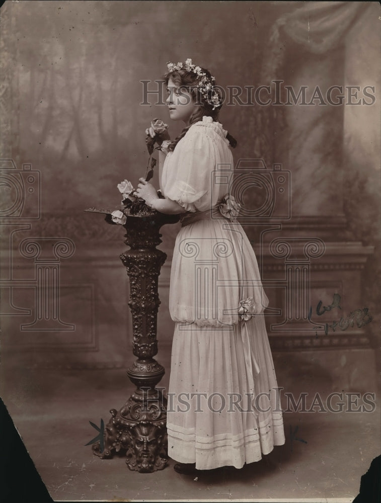 1920 Press Photo female graduate in graduation gown circa 1910 - neo12966