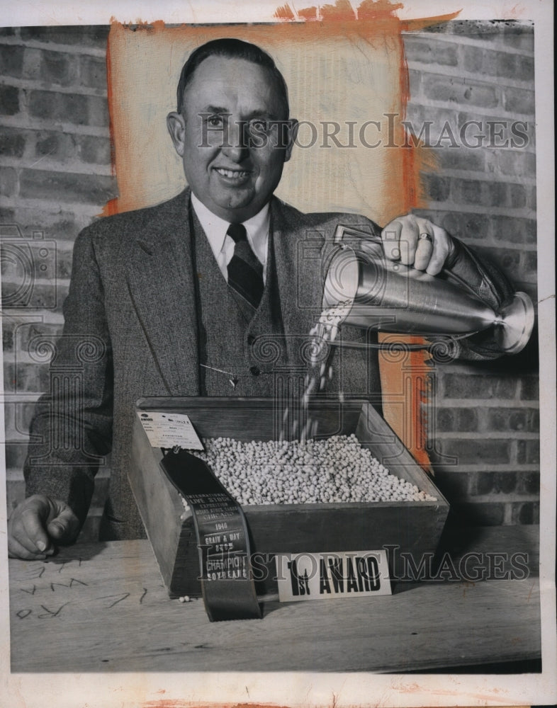 1946 Press Photo Harvey L. Stiegelmeier with prize winning soy beans