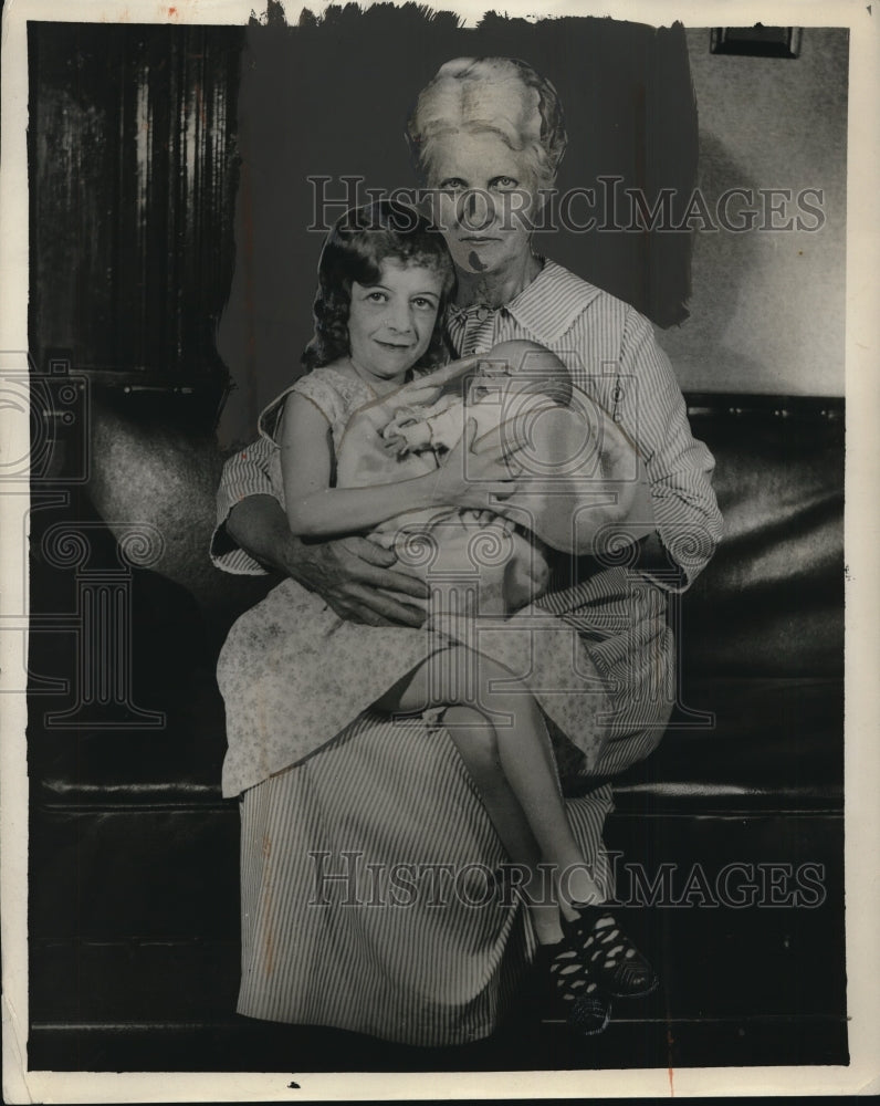 1930 Press Photo Freda Leslie, Daughter-in-Law Anne Leslie & Granddaughter