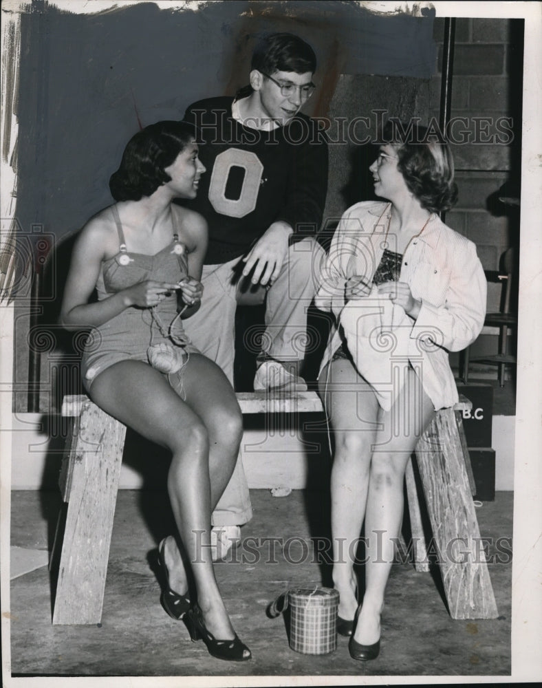 Load image into Gallery viewer, 1953 Press Photo Oberlin College Students Mummers Show - neo13099
