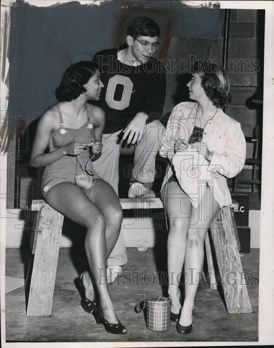 1953 Press Photo Oberlin College Students Mummers Show - neo13099