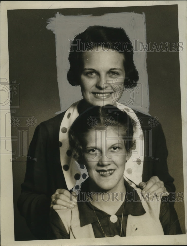 1934 Press Photo Miss Maxine Feilts & Milina Nelson Deltra Delta Delta Tea