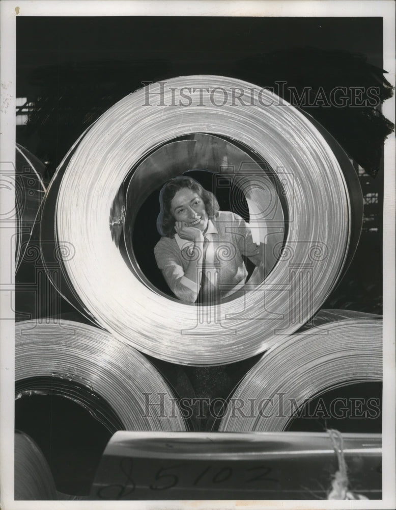 Load image into Gallery viewer, 1958 Press Photo Mrs. Betty Edson of Euclid - neo13236
