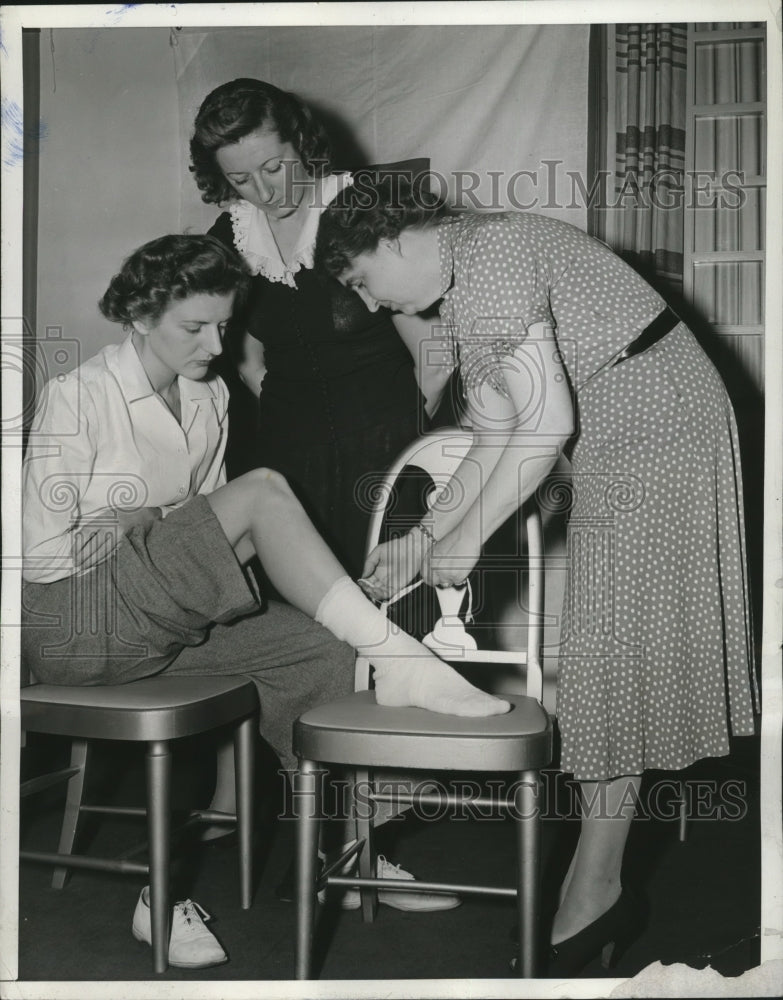 Load image into Gallery viewer, 1941 Press Photo Mrs John Towers w/ Broken Ankle, Red Cross - neo13398
