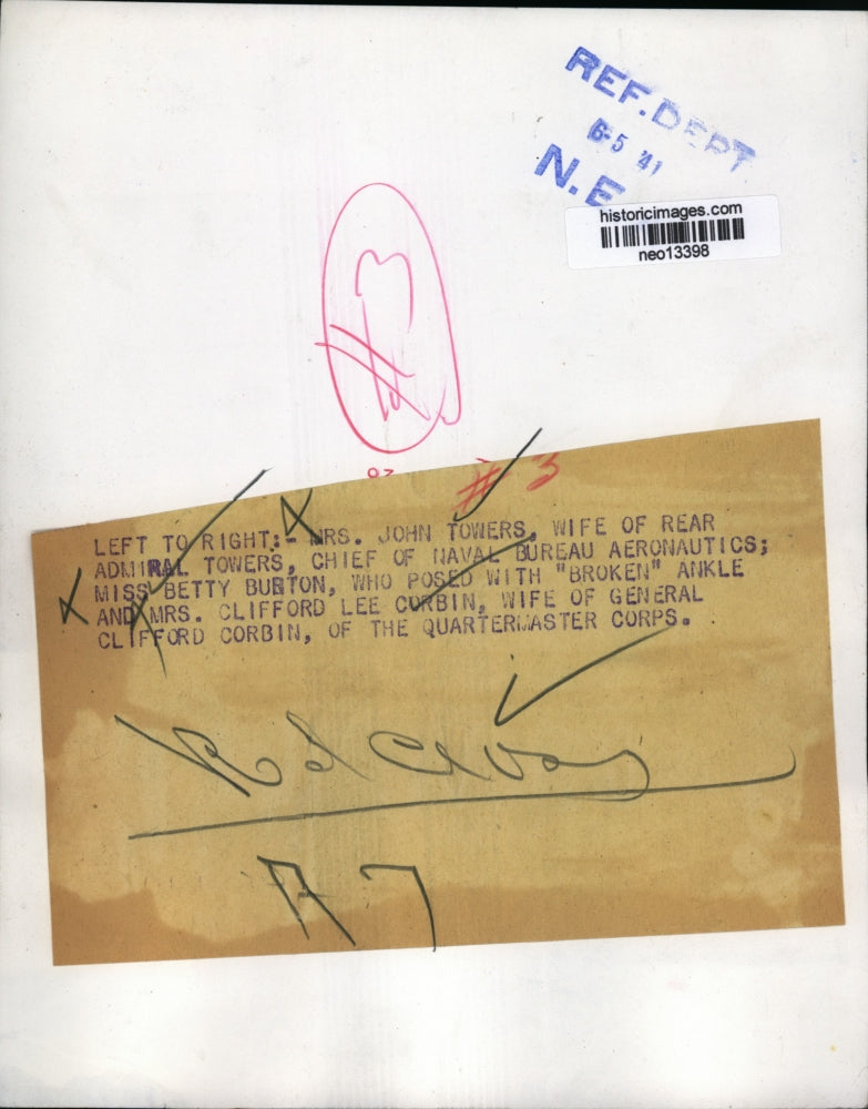 1941 Press Photo Mrs John Towers w/ Broken Ankle, Red Cross - neo13398