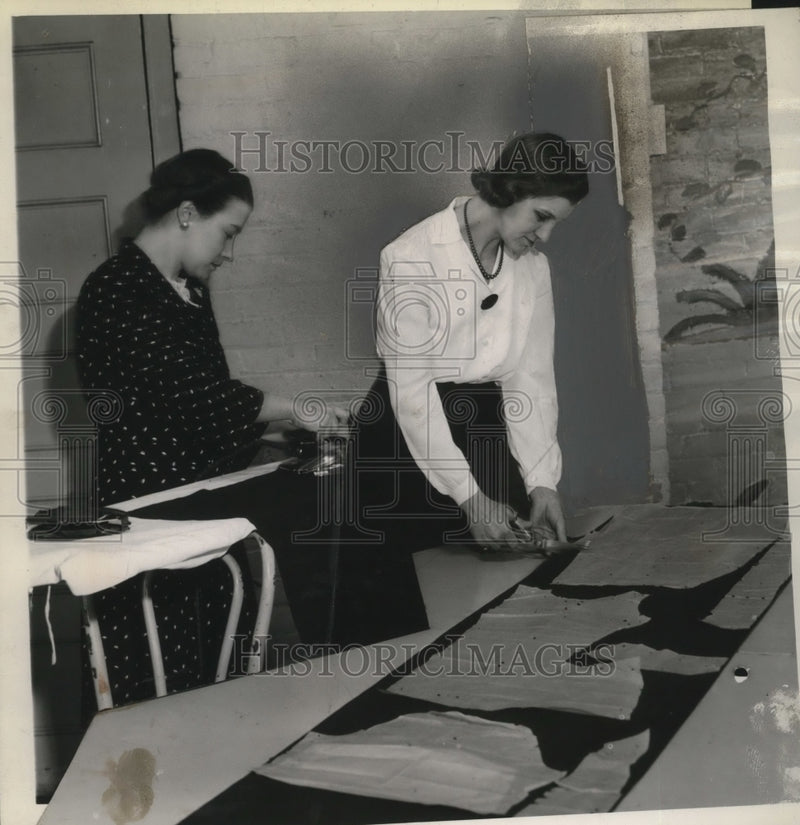 Load image into Gallery viewer, 1943 Press Photo Mrs. Marion Serven, Mrs. C. G. Weeks of Superior PTA
